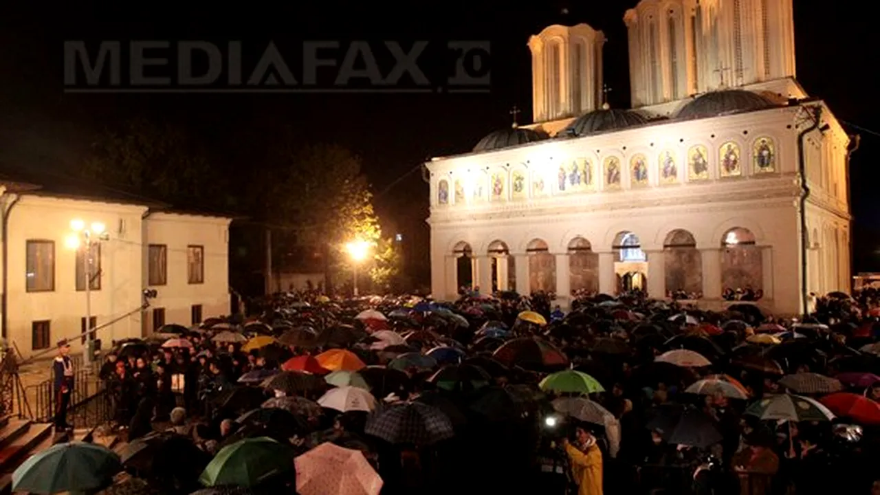 Mii de români au asistat la slujba de Înviere şi au luat de la biserici Lumina Sfântă - GALERIE FOTO