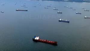 Circa 2.000 de tone de petrol în strâmtoarea Singapore, după coliziunea a două nave