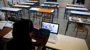 Profesorii din Grecia ar putea fi suspendaţi dacă refuză vaccinarea anti-COVID-19