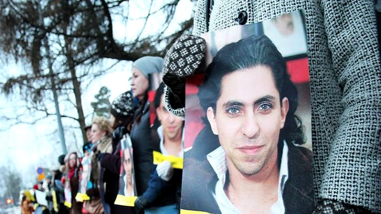 Blogger-ul Raif Badawi, condamnat la 10 ani de închisoare şi 1.000 de lovituri de bici pentru insultarea Islamului, a primit Premiul Saharov 2015 - VIDEO
