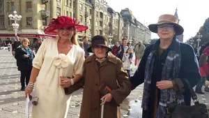 Pălării din sticle de plastic, ziare sau şerveţele, la o paradă în centrul Timişoarei - GALERIE FOTO