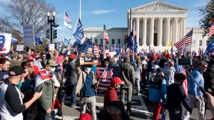 Donald Trump a salutat simpatizanţii care protestează în Washington faţă de rezultatul scrutinului prezidenţial