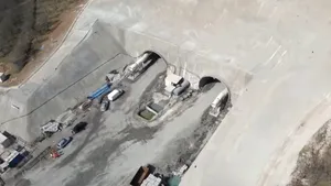 Tuneluri, viaducte și 500 de oameni în ture de noapte. Cum avansează autostrada care taie Carpații