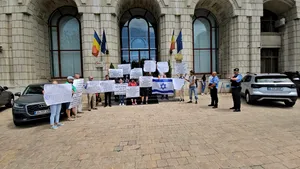 Ministerul Justiţiei, pichetat de persoane care se opun prelungirii termenelor de acordare a cetăţeniei române