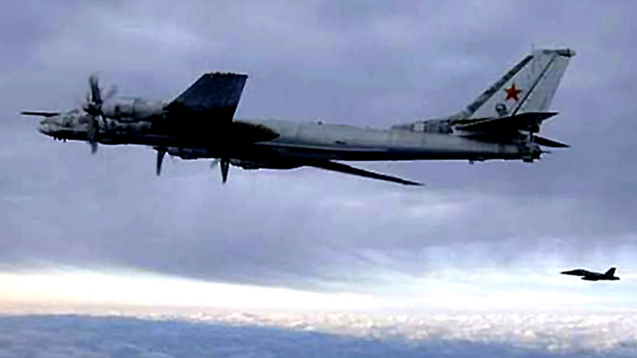 Un bombardier strategic rusesc de tip Tu-95 a luat foc la decolare