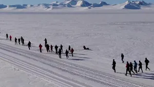 Maratonul extrem al Antarcticii: 42 de kilometri sub zero grade, printre peisaje uluitoare şi vânturi puternice
