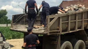 FOTO, VIDEO Încă o familie este evacuată din Alunu, iar alte două ar putea urma, din cauza alunecărilor de teren