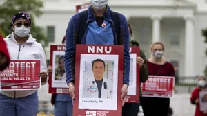 Protestul celor din linia întâi. Asistentele medicale din Statele Unite citesc numele colegilor decedaţi în faţa Casei Albe