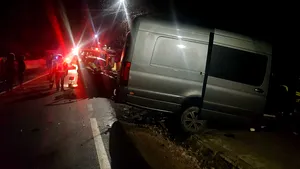Accident teribil: Două persoane au murit, iar alte patru au fost rănite, după ce un şofer a intrat pe contrasens. FOTO