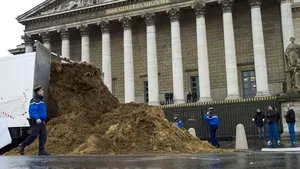 Un francez nemulţumit a descărcat un camion plin cu bălegar în faţa Adunării Naţionale - FOTO