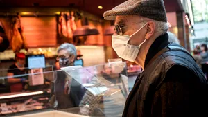 STUDIU CONTROVERSAT: Bărbaţii în vârstă nu sunt îngrijoraţi de COVID-19, deşi sunt cei mai expuşi