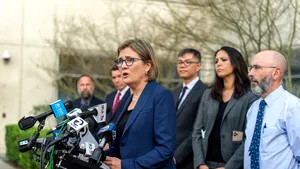 Un oficial din California încalcă o regulă de bază pentru evitarea răspândirii coronavirusului. Gestul făcut de şefa departamentului de sănătate publică