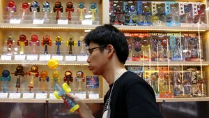 VIDEO Remediu împotriva dependenţei de smartphone: Jocul Kendama. Ce este şi cum se joacă