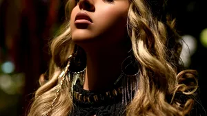 Bibi, look trendy de festival, creat de Adrian Perjovschi 