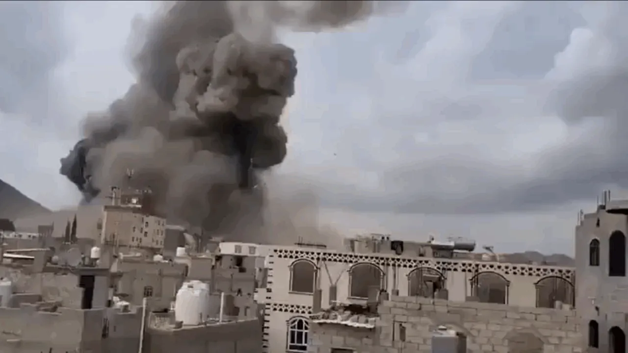 Israelul bombardează capitala Yemenului. Au fost vizate taberele militare ocupate de Houthi