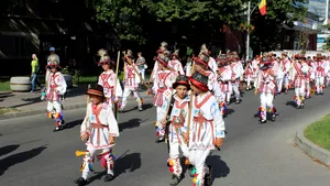 Flash-mob cu peste 300 de căluşari, la Slatina - VIDEO