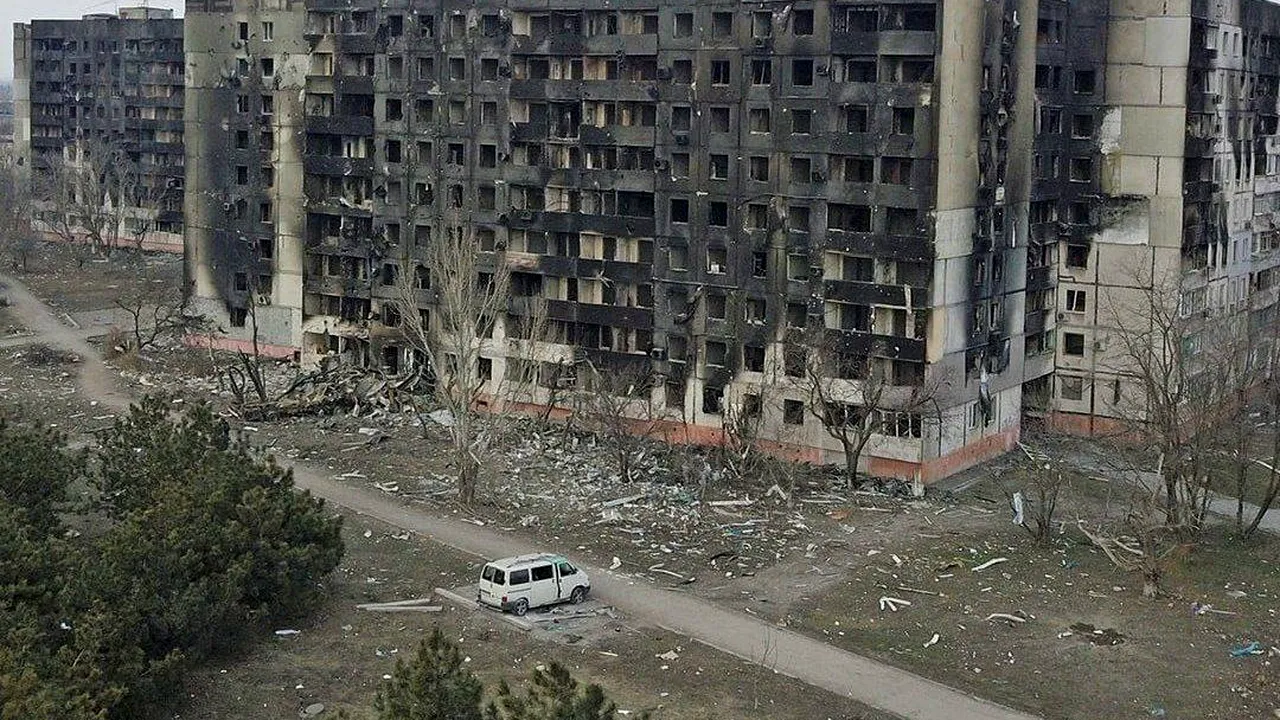 Lucrătorii Crucii Roşii încearcă să intre în Mariupol pentru a ajunge la civilii blocaţi. Autorităţile locale spun că nimeni nu poate intra