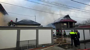 Incendiu puternic lângă Capitală. Intervin 10 autospeciale de stingere cu apă şi spumă