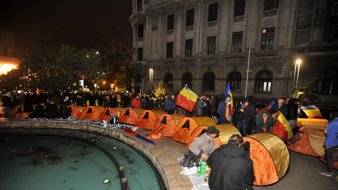 Unioniştii au montat corturi în Piaţa Universităţii/ 5 protestatari au fost ridicaţi de jandarmi în timpul marşulului. Ministrul de Interne cere un raport Jandarmeriei cu privire la modul în care s-a intervenit