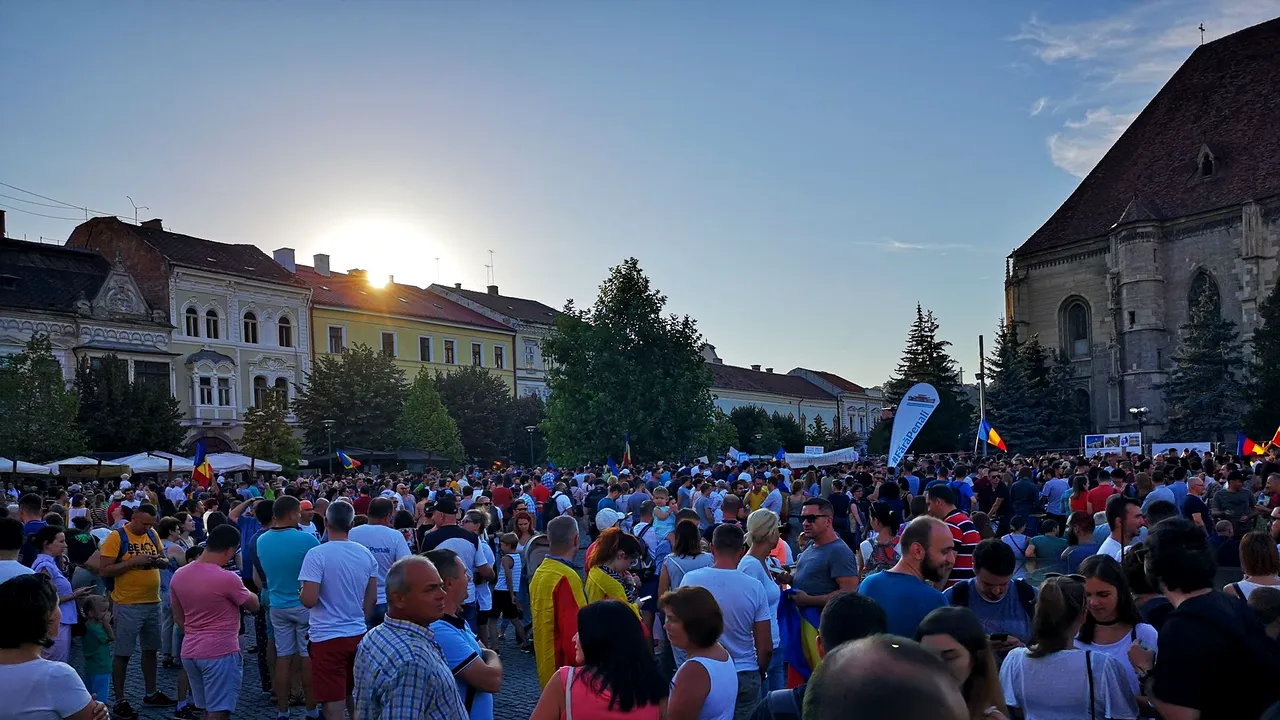 PROTESTE în ţară pentru susţinerea mitingului din Bucureşti: Sunt peste 20.000 de oameni în stradă şi scandează lozinci antiguvernamentale | GALERIE FOTO, VIDEO