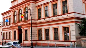 Liceul de Artă din Sibiu nu poate folosi bani din buget pentru reparaţii, clădirea fiind retrocedată
