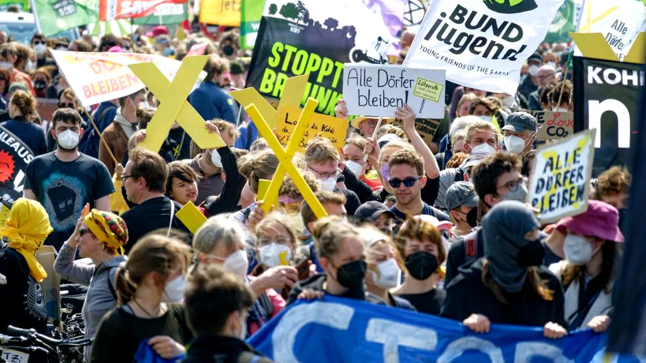 Mii de germani au protestat împotriva extinderii unei mine de cărbune. Germania încearcă să reducă dependenţa faţă de Rusia