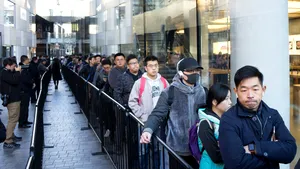 Apple doboară toate recordurile: rezultatele peste aşteptări au propulsat acţiunile, iar gigantul a depăşit prima oară în istorie o capitalizare de 900 MILIARDE dolari