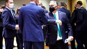 Summit UE la Bruxelles. Distanţare, măşti şi saluturi cu cotul. Membrii Grupului de la Vişegrad, sigurii care şi-au strâns mâinile şi nu au purtat măşti