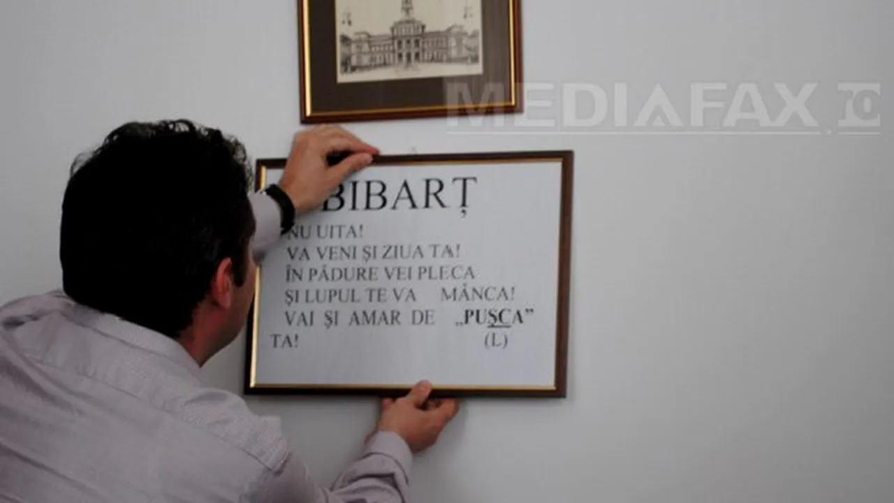 Prefectul de Arad şi-a înrămat un mesaj adresat lui de protestatari şi îl va premia pe autor - FOTO