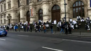 FOTO-VIDEO Rudele celor decedaţi în incendiul de a Colectiv au protestat pe treptele Curţii de Apel Bucureşti
