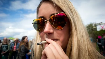 SOCIAL Țigările sunt din nou „cool”. De ce tinerii redescoperă fumatul după două decenii de campanii anti-tutun