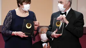  Katalin Kariko şi Drew Weissman, pionierii vaccinurilor ARNm împotriva COVID-19, au câştigat premiul Nobel pentru Medicină 2023