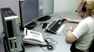 Operatorii de telefonie, convocaţi de ministrul de Interne