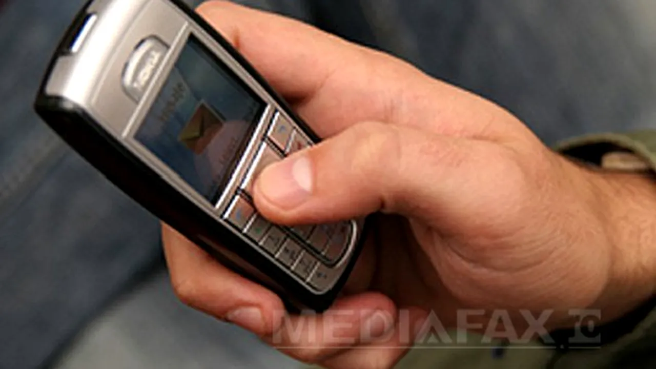 Telefonul mobil are de 18 ori mai mulţi microbi decât capacul de la WC