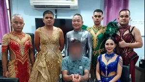 Poliția thailandeză, din ce în ce mai inventivă: s-a costumat în dansatoare ca să prindă traficanți de droguri. Cum s-a deghizat și în lei dansatori 