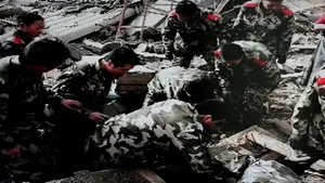 Peste 900 de persoane au fost scoase în viaţă de sub dărâmături, după cutremurul din China