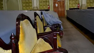 REPORTAJ: Filarmonica Iaşi, o ruină. Instrumentiştii fac repetiţii în săli cu tavanul sprijinit cu bârne şi ”bandaje” pe pereţi - FOTO
