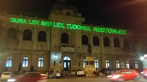 Mesaje împotriva lui Tudorel Toader au fost proiectate pe faţada Facultăţii de Drept din Iaşi. Cine este organizatorul acţiunii