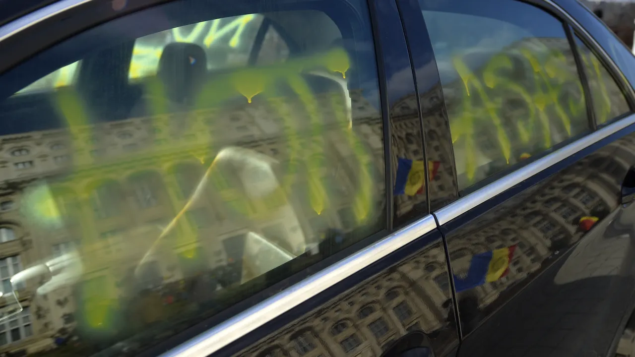 Bărbatul bănuit de vandalism la protestul de la Parlament este audiat. Zeci de amenzi au fost date