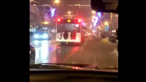 IMAGINILE ZILEI Moment ŞOCANT, filmat noaptea în Baia Mare: Tineri teribilişti stau agăţaţi în spatele unui troleibuz