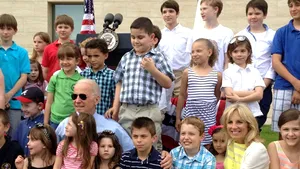 Prima zi a lui Joe Biden în România: Vicepreşedintele SUA, întâmpinat la Bucureşti de vreme frumoasă şi de soldaţii 