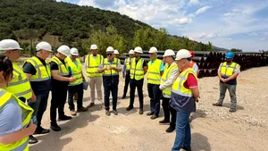 Aproape 75.000 de consumatori casnici și companii din vestul țării sunt mai aproape să fie racordați și alimentați cu gaze naturale. Stadiul lucrărilor pe șantierele Transgaz