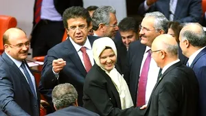 Turcia: Patru deputate au spart tabuul purtării vălului islamic în Parlament 