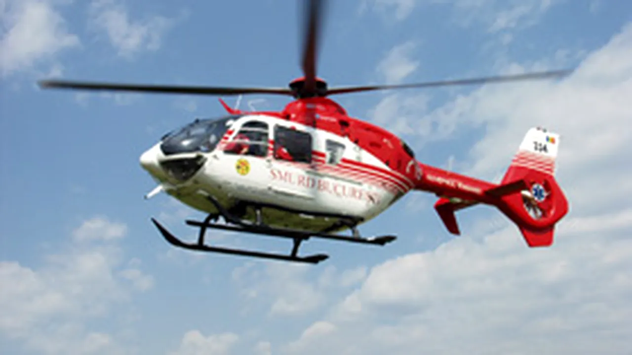 Elicopter SMURD care transportă o urgenţă, autorizat să aterizeze la Bucureşti