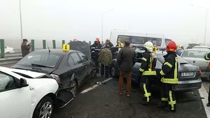 Carambol pe drumul dintre Piteşti şi Slatina, din cauza carosabilului acoperit de polei