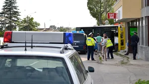 Şoferul microbuzului din care a căzut o fetiţă de 12 ani şi a murit nu a asigurat un lucru elementar