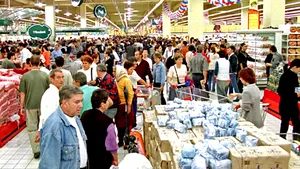 Unsprezece hipermarketuri şi supermarketuri din Bucureşti, amendate