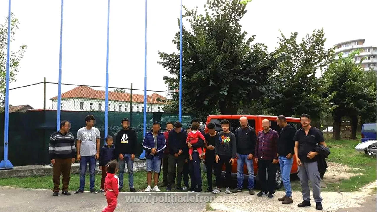 17 sirieni şi irakieni, prinşi în Bihor când încercau să iasă ilegal din ţară/  Alţi 19 irakieni, depistaţi de poliţiştii de frontieră din Dolj şi Calafat, după ce au trecut Dunărea cu barca. Cât au plătit călăuzei pentru a ajunge într-un stat Schengen