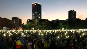 VIDEO Momentul în care protestatarii din Piaţa Victoriei au aprins luminile telefoanelor 
