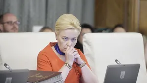 Ministrul Carmen Dan face topul manipulărilor de după protestul din 10 august: Femeia prezentată ieşind din spital e o colegă a jandarmeriţei rănite